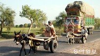 [이훈구 기자의 히말라야 2400㎞]파키스탄 시골길… 과거와 현재가 나란히