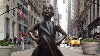 [김수연의 글로벌 걸크러시]뉴욕 월가 ‘두려움 없는 소녀상’ 옆 ‘오줌싸는 개’ 동상 등장…무슨 의미?