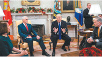 [정미경의 이런 영어 저런 미국]투명인간처럼 앉아있던 펜스 부통령