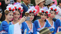 ‘치에즈~찰칵’…세계인의 날 축제 참여한 중국 공연단 [휴일 한 컷]