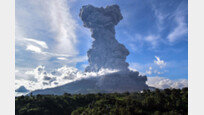 [퇴근길 한 컷] 인도네시아 시나붕 화산 폭발…화산재 7㎞ 치솟아
