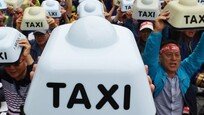 [퇴근길 한 컷] 택시캡 들고 ‘타다 퇴출’ 촉구하는 기사들