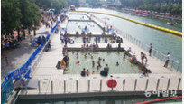 파리 센강의 떠다니는 수영장… 환경이슈 선도하는 佛의 도시혁명