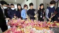 [퇴근길 한 컷]졸업·입학식 취소 여파에…‘꽃 사주기’ 캠페인