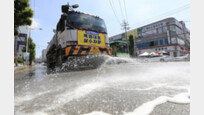 [퇴근길 한 컷]‘한낮 열기 식히자’…도로에 시원한 물줄기 내뿜는 살수차