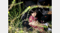 아프간 탈출한 어둠 속 난민 소녀 [퇴근길 한 컷]