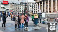 ‘부스터샷 의무화-어린이 접종 확대’속 반대 시위 번지는 유럽