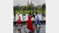 우크라이나 전쟁 중 모스크바는 패션쇼[퇴근길 한 컷]