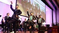 ‘이대의 아이돌’ 남성 교수 중창단의 화려한 축하 무대[청계천 옆 사진관]