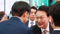 尹 “부처님 마음 새기며 올바른 국정”…조국과 5년만에 공식 대면