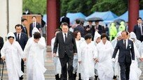 尹, 5·18 민주화운동 기념식 참석…유가족·유공자 후손들과 동시 입장