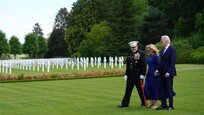 바이든, 트럼프가 방문 거부했던 ‘佛 미군묘지’ 참배