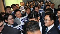 野, 상임위장 ‘한밤 단독선출’… 與 “국회 보이콧”
