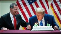 워싱턴서 ‘47대 대통령 응원’ 생일 케이크 받은 트럼프