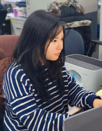 현재 한세실업 본사에는 베트남에서 온 직원들이 근무하고 있다. 사진은 외환팀에서 일하는 응웬득뉴뀐 씨. [한세실업 제공]