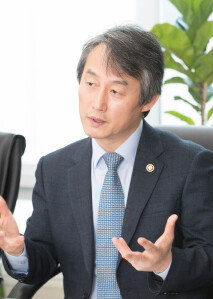 안병옥 환경부 차관은 “장기적으로는 전기료를 올리는 방향으로
나아가야 한다”고 말했다. [지호영 기자]