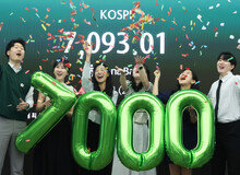 ‘꿈의 7000피’ 시대 진입… 10%대 폭등한 삼성전자·SK하이닉스가 견인 