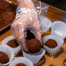 [영상] 재료 치대다 근육통… ‘두쫀쿠 김장’, 기자가 직접 해봤다