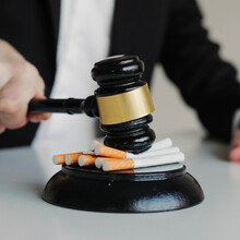 중독 물질 담배, 더 강하게 규제해야