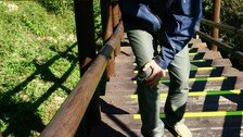 가을 등산 내리막길, 무릎 충분히 구부려 주세요