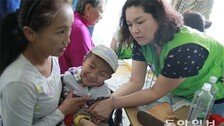 “한국 의사 선생님이 못 걷는 아들 고칠 수 있대요”