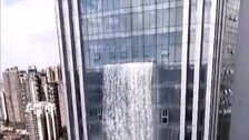 [영상]121m 고층건물서 폭포가 콸콸…전기요금이 헉!