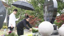 이영자, 올해도 故 최진실 묘역 찾았다 “따뜻했던 내 베프” 헌화