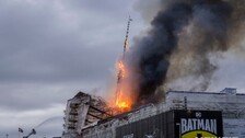 ‘400년 역사’ 덴마크 56m 첨탑, 불에 타 무너져…시민들 눈물
