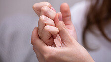 만족감 ‘팍팍’ 손가락 관절 꺾기, 관절염 걱정된다고?