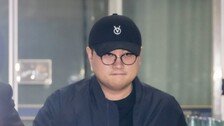 6시간 버티다 나온 김호중…몽클레르 재킷·루이뷔통 신발 차림