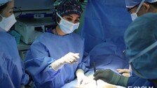 대형병원 수술대서 전공의 공백 메우는 중동 의사들