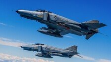‘하늘의 도깨비’ F-4 팬텀, 55년 만에 퇴역…신성일 친형이 첫 조종사