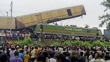 하늘로 치솟은 기차…인도 여객-화물 열차 충돌해 70여명 사상