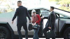 GD, 국내 미출시 테슬라 ‘사이버트럭’ 타고 공항 등장