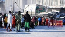 “폭설이 빚은 초겨울 낭만” 강원 스키장‧유명산 나들이객 북적