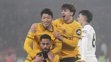 황희찬 마침내 시즌 1호골…울버햄튼, 맨유에 2-0 승리