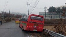 창문 깨고 44명 탈출…빙판길에 통근버스 미끄러져