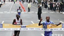 “케냐에 우승 뺏길까봐 이 악물어”… 200m 막판 스퍼트 ‘대역전’