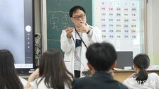 ‘손가락 4개’ 장애 극복한 교사… 학생들 “용기 얻어”