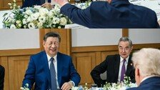 트럼프 앞 시진핑 빵 터졌다…백악관, ‘무역휴전’ 美中회담 모습 공개
