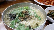 국물 한 모금에 수육 한 점… ‘칼국수 도시’서 누리는 호사[김도언의 너희가 노포를 아느냐]