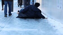 “10분 넘게 아프면 병원 가야”…빙판길 낙상, 이 신호는 위험하다