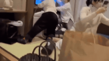 “TV부터 잡았다”…日 강진에 관광객들 보인 뜻밖의 행동 (영상)