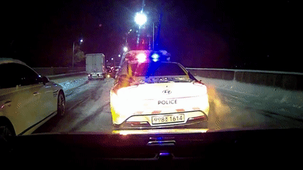 임신부 태운 경찰차, 빙판길 헛바퀴…그순간 ‘시민 어벤져스’가 나타났다 (영상)