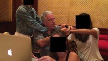 성범죄자 엡스타인 사진 속에 빌게이츠, 촘스키, 빌 클린턴까지…