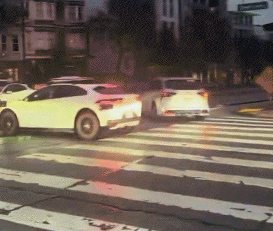 신호등 정전에 멈춘 구글 무인택시…교차로 장애물 전락