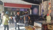 70대 운전자, 주차하려다 햄버거 가게 돌진…3명 다쳐