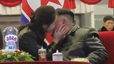 김정은·주애 ‘볼뽀뽀’…“과도한 스킨십, 체제 왜곡 불안 드러내”