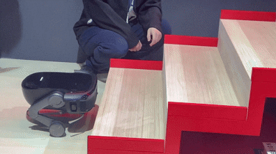 계단 오르며 쓱싹…中로보락 ‘다리 달린 로봇청소기’ 선보여