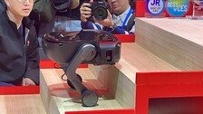 계단 오르며 흡입…CES에 등장한 ‘다리 달린 로봇청소기’